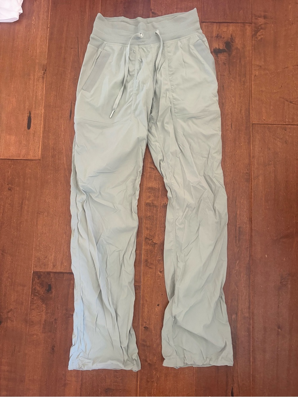 Lululemon Dance Studio Mid-Rise Pant
Regular - Light Green
